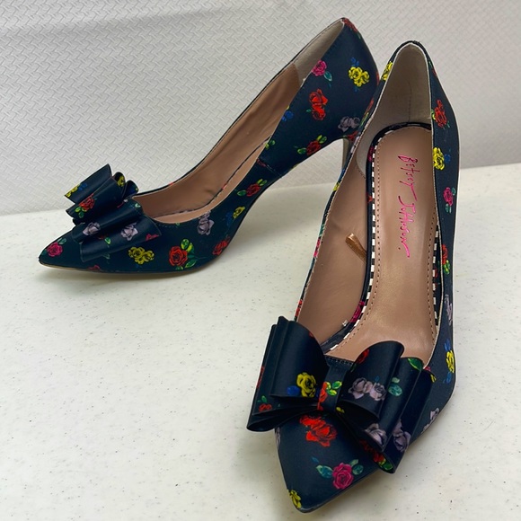 Betsey Johnson Black with Multi Color Flower Pumps - Picture 2 of 12